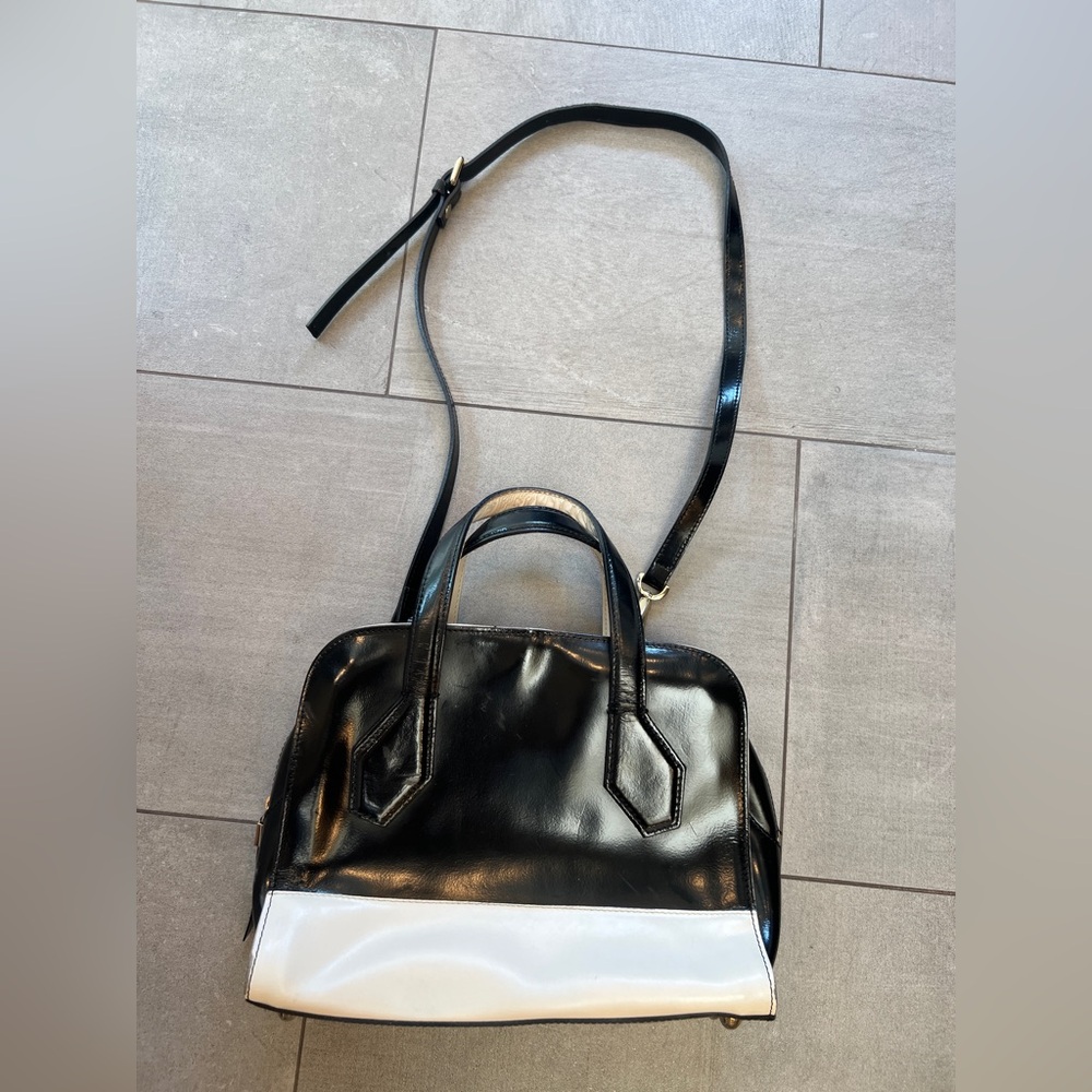 Italian leather classic Black & Cream Women's Handbag w detachable strap too!
